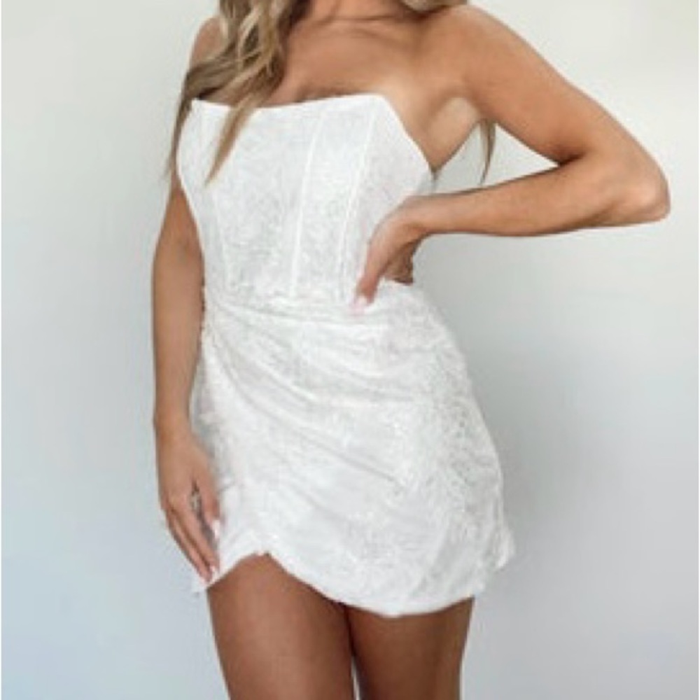 Elegant White Strapless Dress